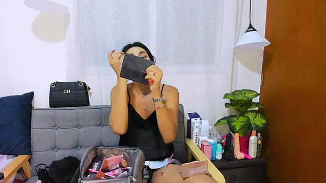 zou quira online show from October 17, 2025, 1:42 am