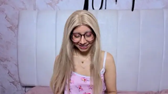 Snapshot of VioletxBloom chatting on December 18, 2025, 9:40 pm VioletxBloom online show from December 18, 2025, 9:40 pm