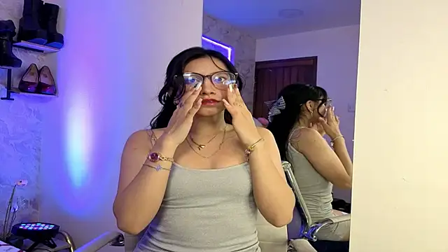 Snapshot of VioletxBloom chatting on December 22, 2025, 8:09 pm VioletxBloom online show from December 22, 2025, 8:09 pm