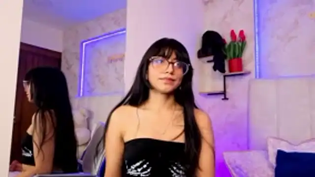 Snapshot of VioletxBloom chatting on January 14, 2026, 7:39 pm VioletxBloom online show from January 14, 2026, 7:39 pm