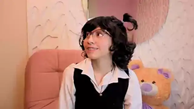 Snapshot of VioletxBloom chatting on April 6, 2026, 1:01 pm VioletxBloom online show from April 6, 2026, 1:01 pm