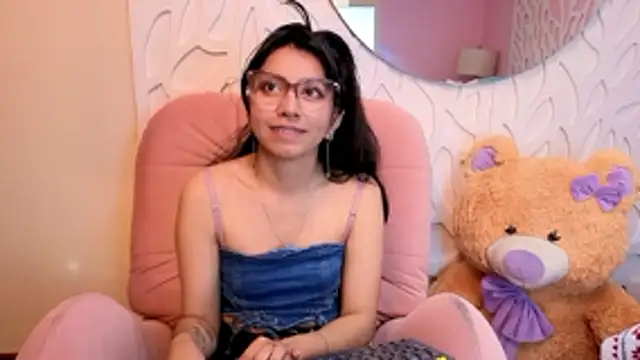 Snapshot of VioletxBloom chatting on April 7, 2026, 12:07 pm VioletxBloom online show from April 7, 2026, 12:07 pm