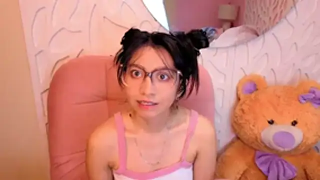 Snapshot of VioletxBloom chatting on April 10, 2026, 1:29 pm VioletxBloom online show from April 10, 2026, 1:29 pm