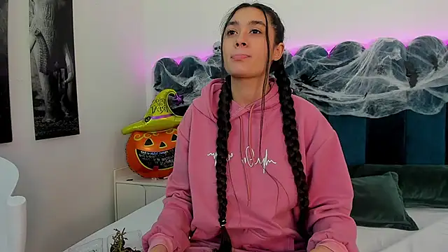 Snapshot of EmilyHanks_ chatting on October 24, 2025, 11:26 pm EmilyHanks online show from October 24, 2025, 11:26 pm