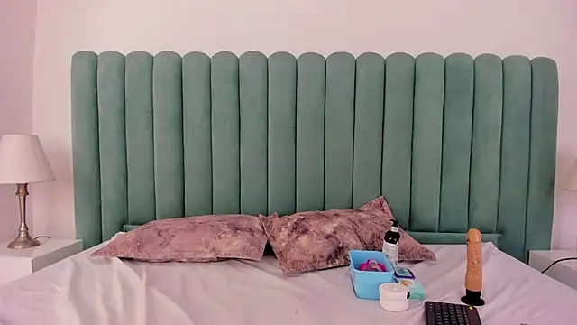 Snapshot of EmilyHanks_ chatting on November 24, 2025, 11:16 pm EmilyHanks online show from November 24, 2025, 11:16 pm