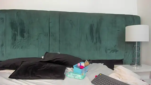 Snapshot of EmilyHanks_ chatting on September 13, 2025, 11:27 pm EmilyHanks online show from September 13, 2025, 11:27 pm