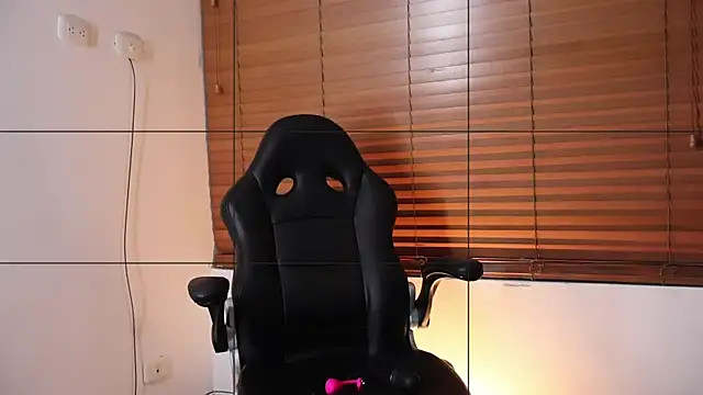 VioletaLorette online show from November 7, 2025, 3:33 am