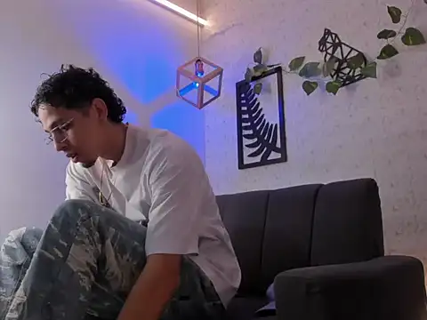 Snapshot of nicolai_drake chatting on October 18, 2025, 3:30 am nicolai drake online show from October 18, 2025, 3:30 am