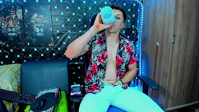 javiersexymann online show from September 29, 2025, 2:07 am