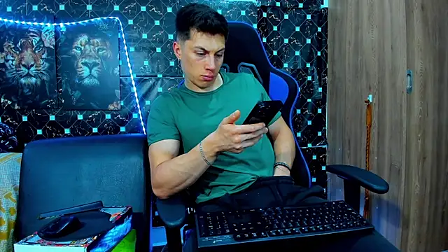 javiersexymann online show from September 23, 2025, 11:45 pm