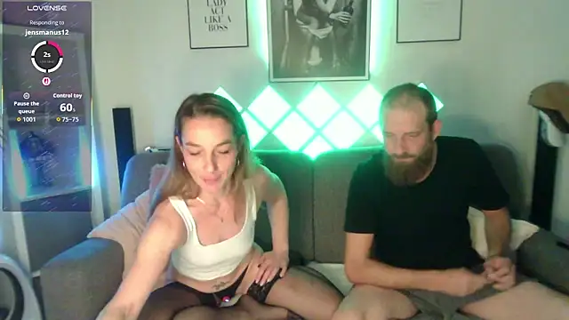 Snapshot of XBellaXundXUweX chatting on November 3, 2025, 9:35 am XBellaXundXUweX online show from November 3, 2025, 9:35 am