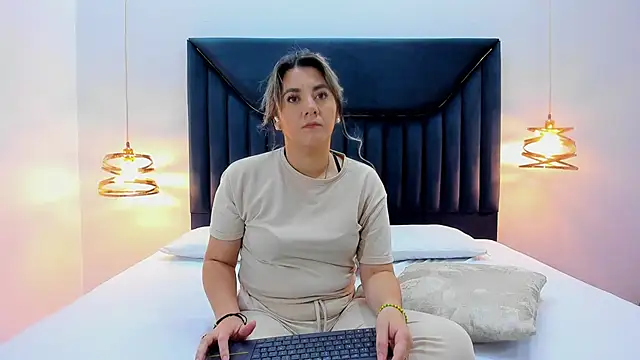 Snapshot of AuraEvens chatting on September 24, 2025, 12:00 pm AuraEvens online show from September 24, 2025, 12:00 pm