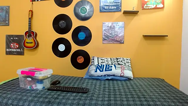 skinnyverus18 online show from October 22, 2025, 6:51 pm