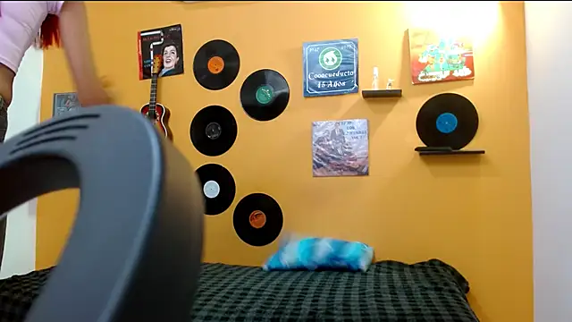 skinnyverus18 online show from December 3, 2025, 6:51 pm