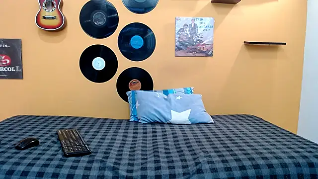 Snapshot of skinnyverus18 chatting on February 18, 2026, 7:43 pm skinnyverus18 online show from February 18, 2026, 7:43 pm