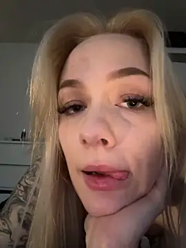 Snapshot of DaryaDoll chatting on December 18, 2025, 12:53 pm DaryaDoll online show from December 18, 2025, 12:53 pm