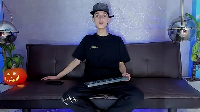 ArthurCox online show from October 28, 2025, 5:34 pm