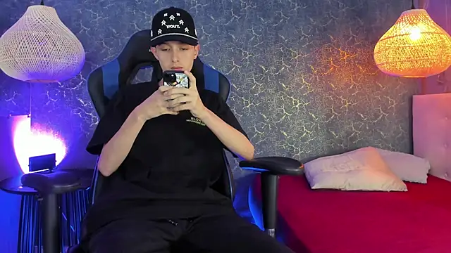 ArthurCox online show from November 13, 2025, 5:28 pm