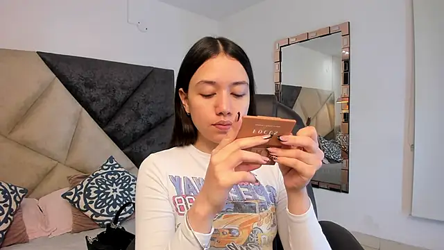 SaraWagner  online show from October 25, 2025, 12:10 am