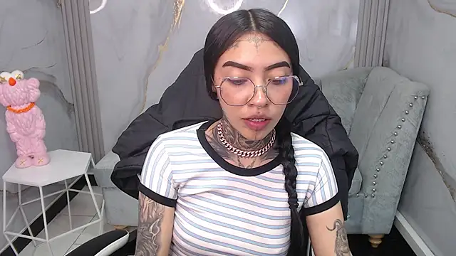 Ashley Blum v online show from October 30, 2025, 1:09 pm