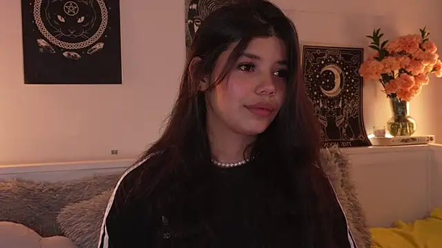 sophieee art online show from October 19, 2025, 2:58 am