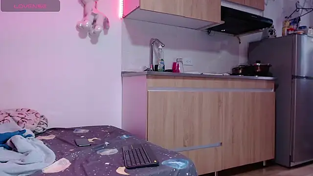 Snapshot of AllysonStonne chatting on April 14, 2026, 8:25 pm AllysonStonne online show from April 14, 2026, 8:25 pm