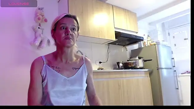 Snapshot of AllysonStonne chatting on March 27, 2026, 7:04 pm AllysonStonne online show from March 27, 2026, 7:04 pm