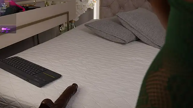 ellette   online show from March 19, 2026, 7:14 pm