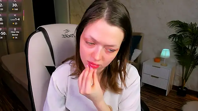 Lunar Lily online show from November 14, 2025, 5:44 am