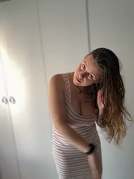 TenderLaGlamor online show from October 14, 2025, 11:55 am