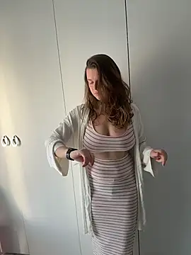 TenderLaGlamor online show from November 20, 2025, 11:11 am