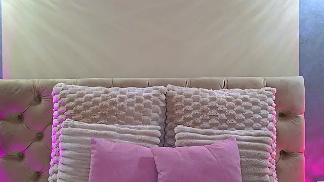LaraQ online show from July 19, 2026, 4:26 pm