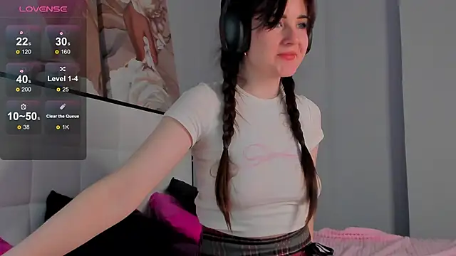 CloveDia online show from October 27, 2025, 8:37 am