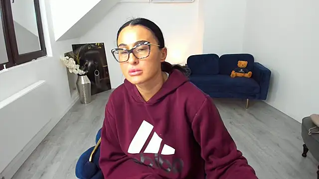 Helen Sinn online show from October 8, 2025, 3:52 am