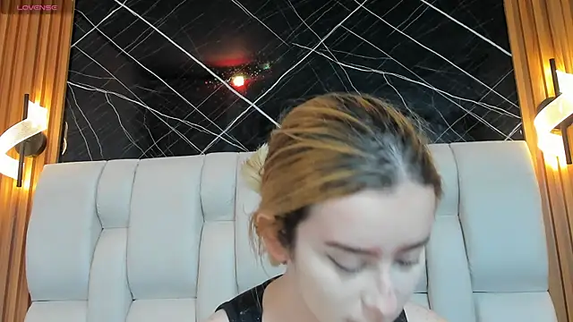 kristal joi dl online show from November 5, 2025, 1:14 pm