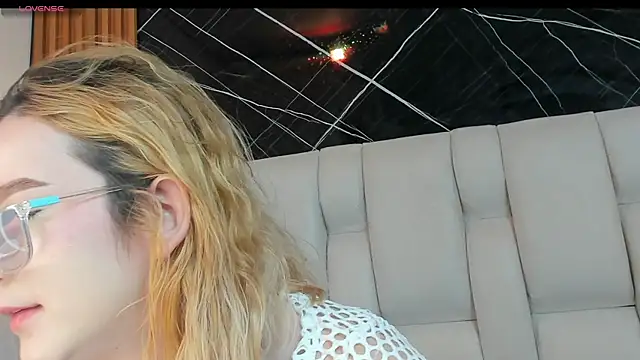 kristal joi dl online show from November 8, 2025, 12:20 pm