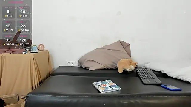 zarek lux online show from November 26, 2025, 3:01 pm