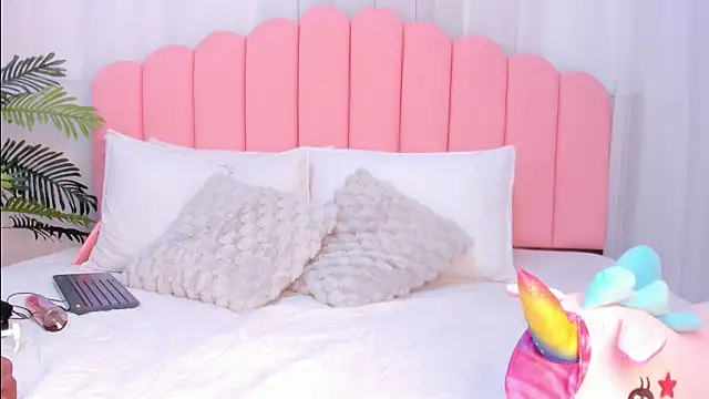 lia queen18 online show from December 19, 2025, 11:23 am