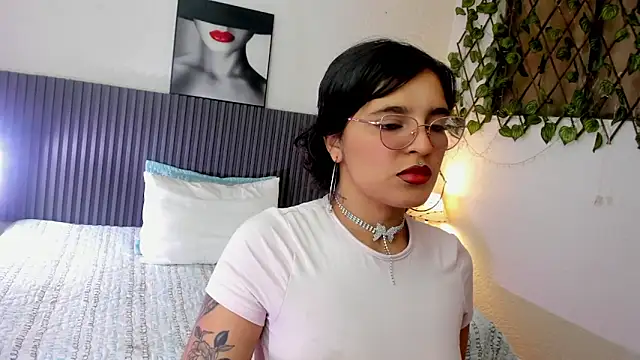 Snapshot of Saraah_Dark chatting on October 2, 2025, 3:43 am Saraah Dark online show from October 2, 2025, 3:43 am