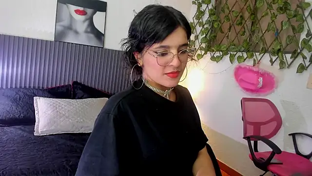Snapshot of Saraah_Dark chatting on September 29, 2025, 3:24 am Saraah Dark online show from September 29, 2025, 3:24 am