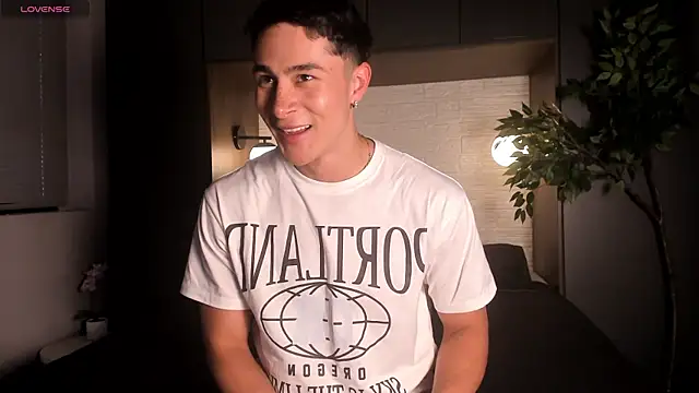 Snapshot of AustinJones_ chatting on April 11, 2026, 4:32 pm AustinJones online show from April 11, 2026, 4:32 pm