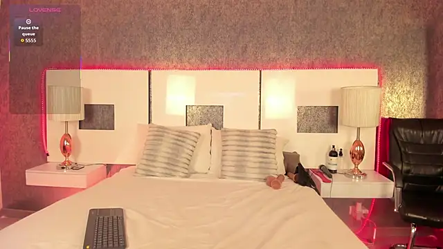 Snapshot of NatyLeone chatting on December 2, 2025, 7:37 pm NatyLeone online show from December 2, 2025, 7:37 pm