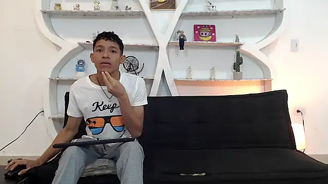 BEAUTY BOYS1 online show from November 30, 2025, 7:09 am