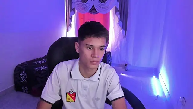 Snapshot of Aron_Boyy chatting on December 18, 2025, 7:18 pm Aron Boyy online show from December 18, 2025, 7:18 pm