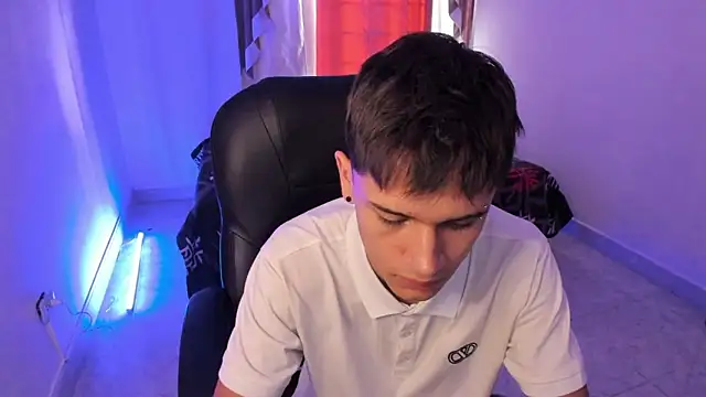 Snapshot of Aron_Boyy chatting on January 6, 2026, 8:13 pm Aron Boyy online show from January 6, 2026, 8:13 pm