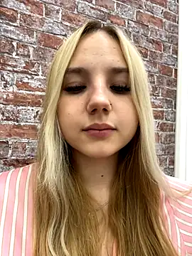 Snapshot of Sky_Cutie chatting on September 9, 2025, 4:22 am Sky Cutie online show from September 9, 2025, 4:22 am