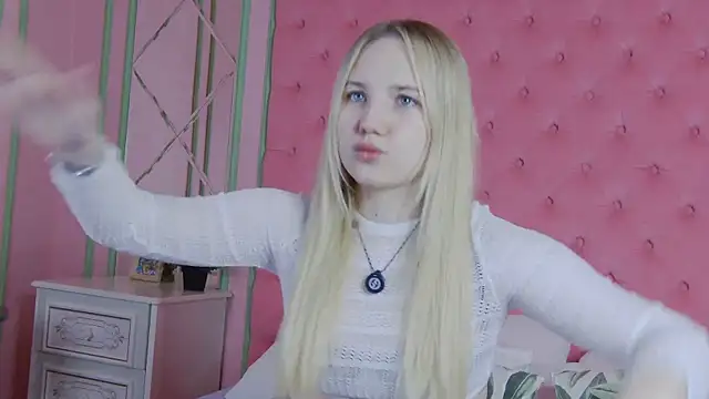 Snapshot of Sky_Cutie chatting on March 18, 2026, 4:37 am Sky Cutie online show from March 18, 2026, 4:37 am