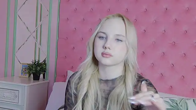 Snapshot of Sky_Cutie chatting on April 2, 2026, 4:52 am Sky Cutie online show from April 2, 2026, 4:52 am