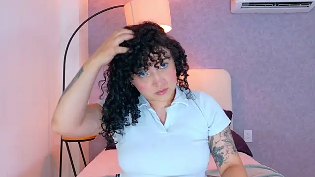 Snapshot of Tracielowe_w chatting on January 17, 2026, 3:32 am Tracielowe w online show from January 17, 2026, 3:32 am