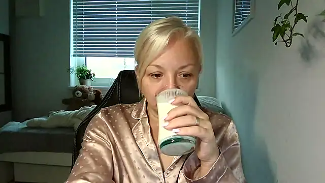 Linsy Kim online show from November 15, 2025, 7:01 am